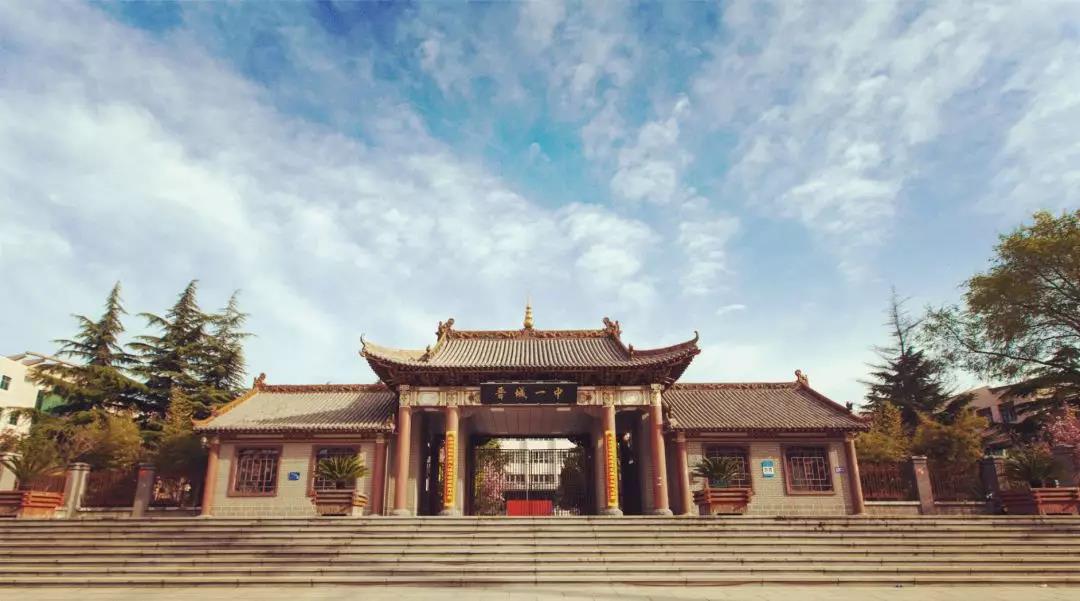 我走访了很多中小学，几乎每间教室都这样：大白天的开着灯，然后拉着窗帘