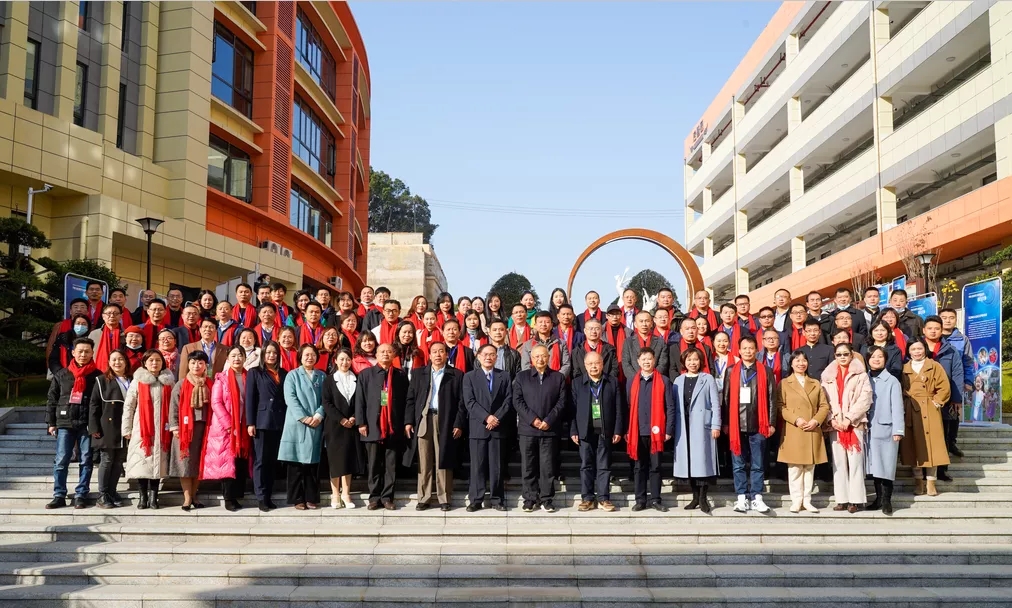 学校文化建设与家校社共育 | 紧跟教育步伐，推进文化建设